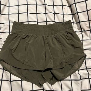 Size 4 Lululemon shorts high rise. Has cut out liner